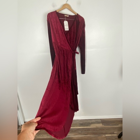 Zomva Wrap Velvet Maxi Dress Plus Size XL Color Burgundy Long Sleeve NWT - Picture 2 of 9